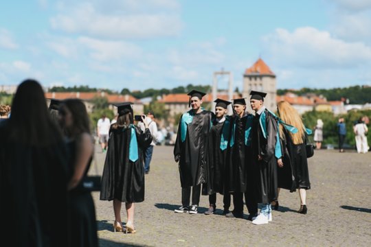 „Žalgirio“ arena prisipildė šventinės nuotaikos ir audringų aplodismentų – Kauno kolegijos absolventams įteikti diplomai