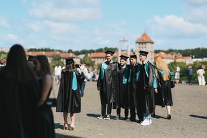 „Žalgirio“ arena prisipildė šventinės nuotaikos ir audringų aplodismentų – Kauno kolegijos absolventams įteikti diplomai