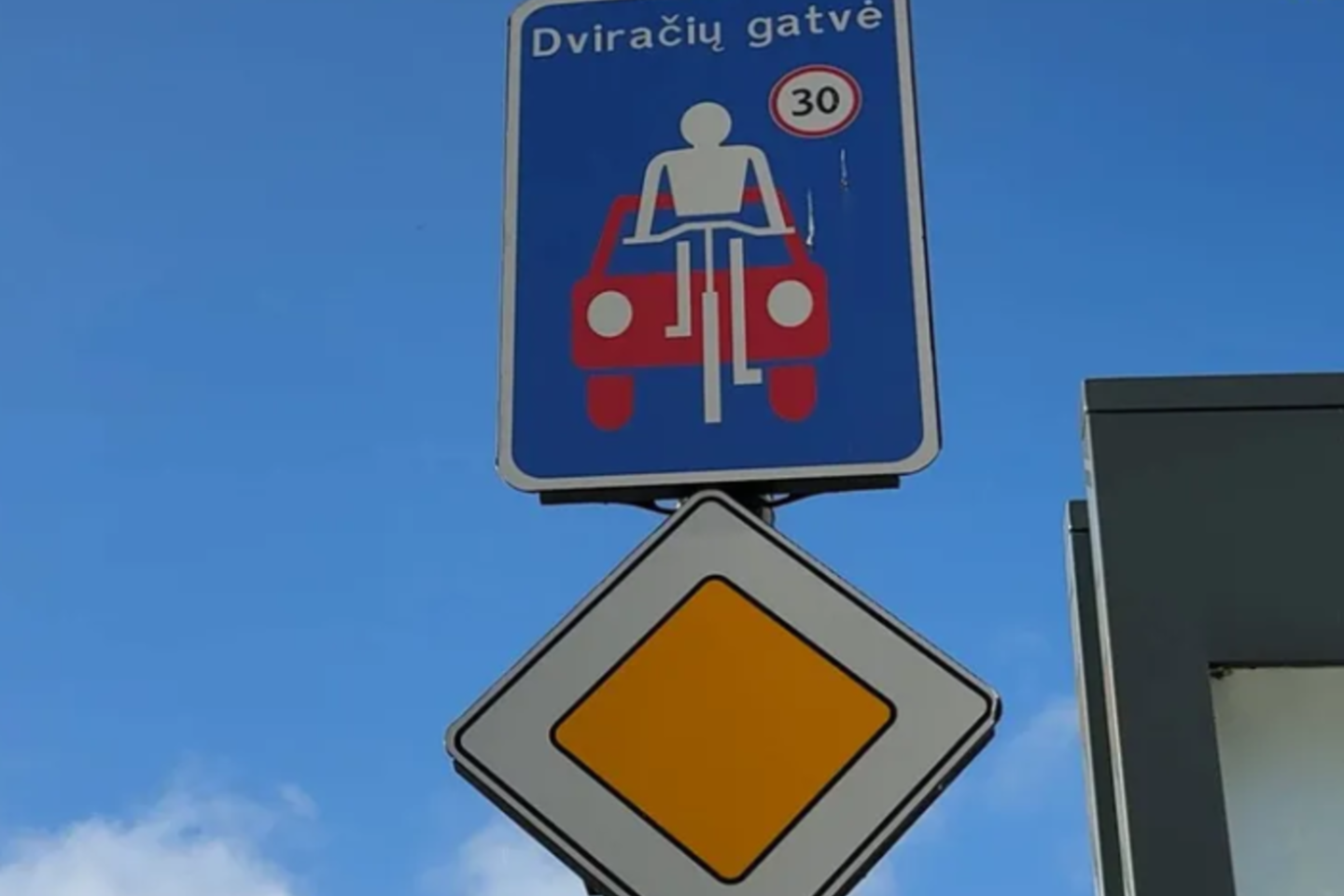 Alytaus miesto Saugaus eismo komisijos sprendimu, šalia rotušės pastato pastatytas kelio ženklas „Dviračių gatvė“.<br>„Alytaus gidas“ nuotr.