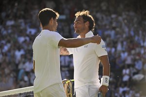 Vimbldone C. Alcarazui teko pavargti prieš veteraną