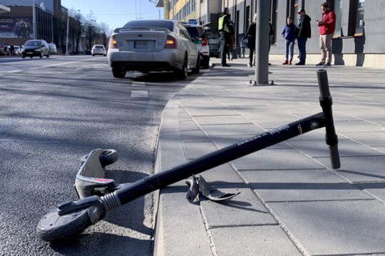 Sostinėje policininko vairuojamas automobilis partrenkė paspirtuku važiavusį nepilnametį