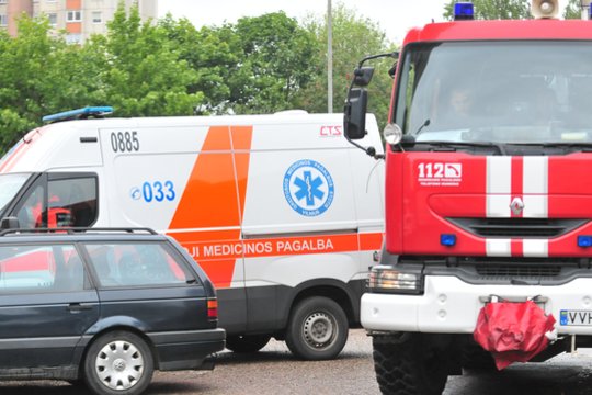 Per Marijampolės daugiabutyje kilusį gaisrą vyras apdegė rankas ir kojas