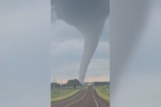 Pietų Dakotos gyventojas pavojaus nesureikšmino: nufilmavo sparčiai artėjantį tornadą