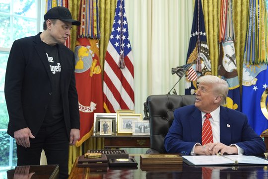 D. Trumpas ir E. Muskas vėl įsivėlė į konfliktą: iš abiejų pusių pažiro grasinimai