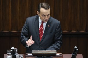 R. Sikorskis pasiuntė neraminančią žinutę: naujasis Lenkijos prezidentas gali mėginti nuversti vyriausybę