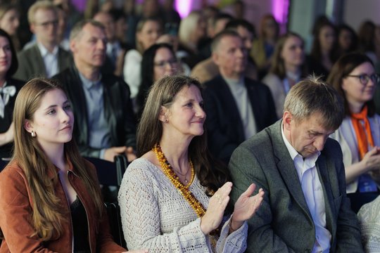 Atsakė, kokią įtaką visuomenės lūkesčiai ir stereotipai daro moterų keliui į lyderystę