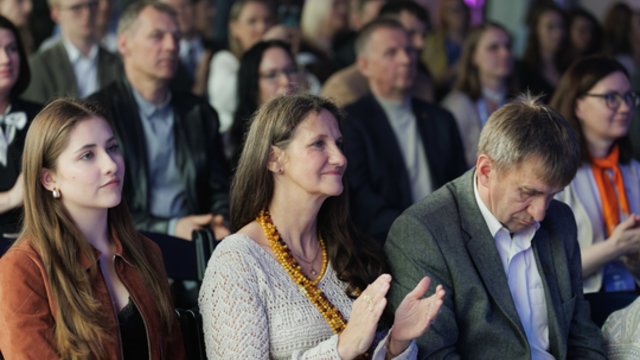 Atsakė, kokią įtaką visuomenės lūkesčiai ir stereotipai daro moterų keliui į lyderystę