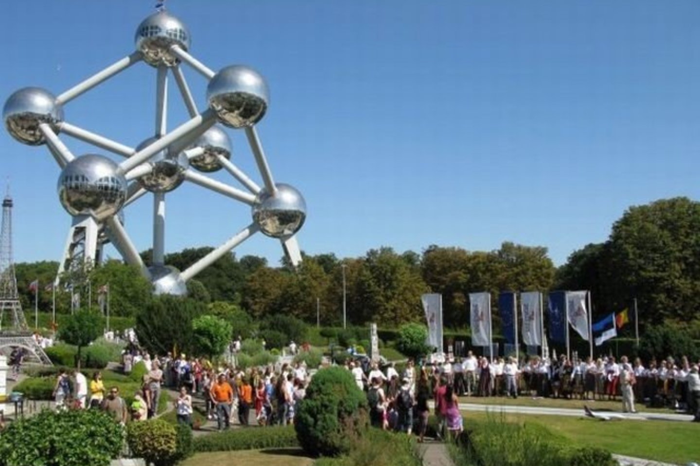 Baltijos šalių vėliavos plazdėjo virš ir po Briuselio simboliu „Atomiumu“.<br>G.Anuškevičiūtė