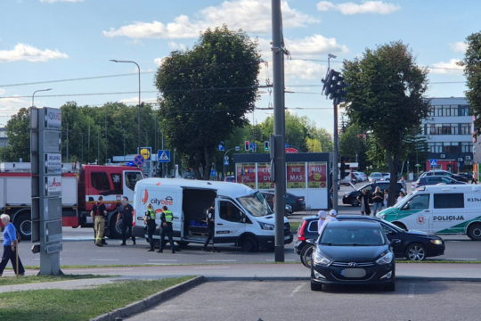 Judrioje Kauno gatvėje keliu nepasidalijo mikroautobusas ir ugniagesių automobilis