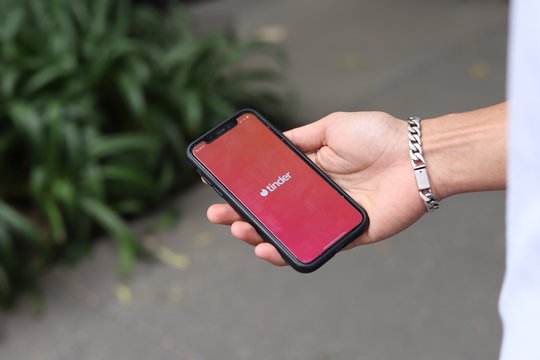 „Tinder“ Kalifornijoje išbando naują saugumo priemonę – veido atpažinimo funkciją