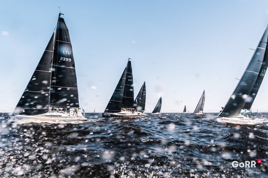 Latvijos jūrinio buriavimo čempionatą Lietuvos komandos pradėjo lyderių pozicijoje