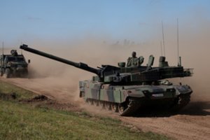 Lenkija rimtai stiprina savo gynybą: pasirašė įspūdingo dydžio sandorį