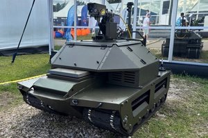 Rusai skelbiasi sukūrę karinį vikšrinį robotą su lazeriu