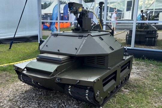 Rusai skelbiasi sukūrę karinį vikšrinį robotą su lazeriu