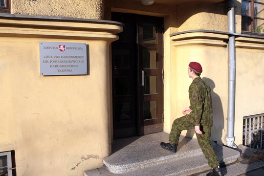 Žiniasklaida: krašto apsaugos sistemoje vyksta patikrinimas dėl V. Meškausko, tačiau jis – nenušalintas