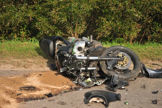 Telšių rajone jaunuolio vairuojamas „Audi“ taranavo motociklą – pastarojo vairuotojas išvežtas į ligoninę