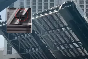 Per plauką nuo mirties: moteris nepaisė įspėjimų ir pakibo ant pakeliamo tilto