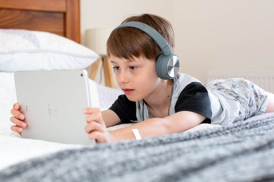 Vaikų saugumas internete prasideda nuo tėvų pavyzdžio: ar esate pasiruošę pažvelgti į veidrodį?