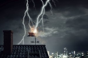 Kraupi patirtis – naršant telefonu, į moterį trenkė žaibas