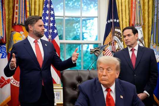 „Politico“: sprendimas stabdyti paramą Ukrainai nustebino net artimiausią D. Trumpo aplinką