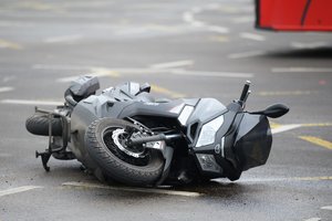 Kaune automobiliui susidūrus su motoroleriu, nukentėjo du žmonės