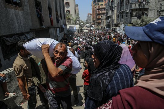 „Associated Press“: palestiniečiams atėjus maisto, į juos šaudoma