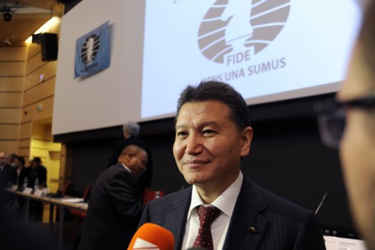 Buvęs FIDE prezidentas vėl užsimanė šios kėdės: rusų šachmatininkams gražins vėliavą ir himną