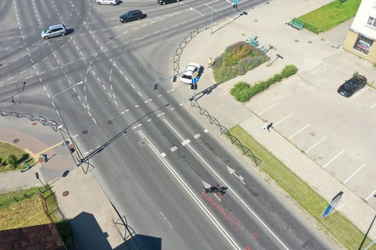 Panevėžyje per automobilio vairuotojo sukeltą avariją sužalotas elektriniu mopedu važiavęs vyras