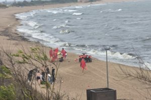 Per žingsnį nuo nelaimės – Klaipėdos paplūdimyje vos nenuskendo paauglė