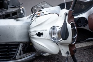 Trakų rajone – tragiška nelaimė: šalia į griovį įvažiavusio motorolerio rastas negyvas vyras