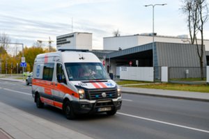 Sostinėje savaime riedėti pradėjęs automobilis sužalojo kelkraščiu ėjusią moterį