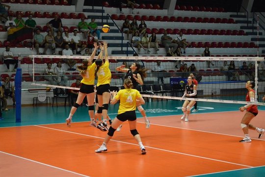 Pirma pergalė Europos čempionatuose – Lietuvos tinklininkės Albanijoje nugalėjo šeimininkes