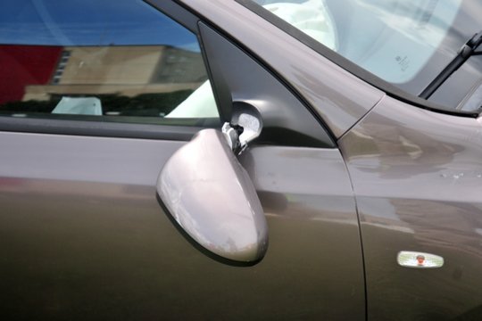 Klaipėdoje niekadėjai nuniokojo trijų automobilių veidrodėlius