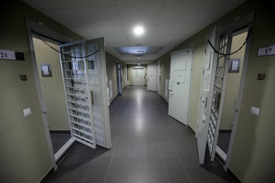 Klaipėdoje sulaikytas balkono langą kirviu išdaužęs neblaivus vyras