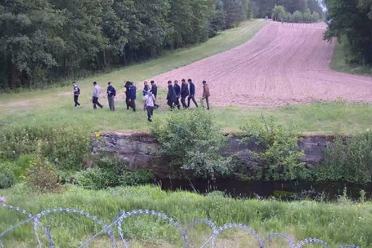Agresyvūs migrantai nestokojo įžūlumo: užfiksuota, kaip elgėsi, kai negalėjo patekti į Lietuvą