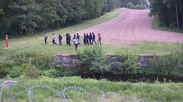 Agresyvūs migrantai nestokojo įžūlumo: užfiksuota, kaip elgėsi, kai negalėjo patekti į Lietuvą