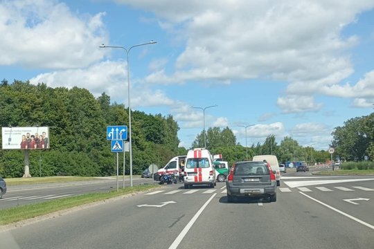 Panevėžyje per avariją nukentėjo motociklo vairuotojas – jis nuvežtas į ligoninę