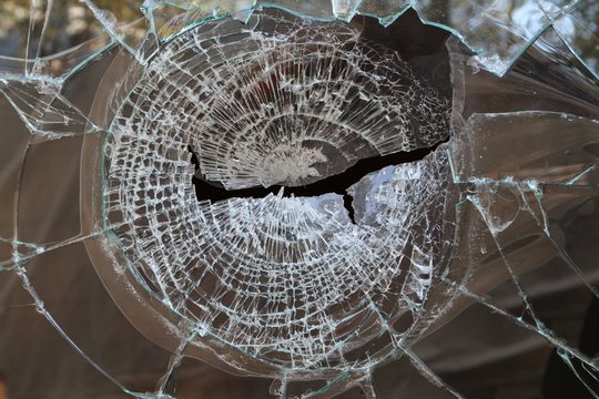 Panevėžio apylinkėse siautėjo 25 metų vandalas: nusiaubė sodo sklypus, sulaužė baldus, sienas apipurškė dažais