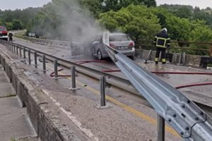 Šeštadienio rytą – didelė avarija Raseinių rajone: „Toyota“ suliepsnojo po smūgio į tilto atitvarus