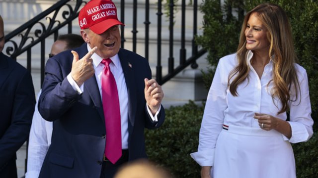 V. Zelenskis pateikė pokalbio su D. Trumpu detalių: aptarė ir laikinai sustabdytą JAV ginklų tiekimą Kyjivui