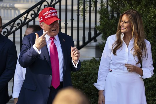 V. Zelenskis pateikė pokalbio su D. Trumpu detalių: aptarė ir laikinai sustabdytą JAV ginklų tiekimą Kyjivui