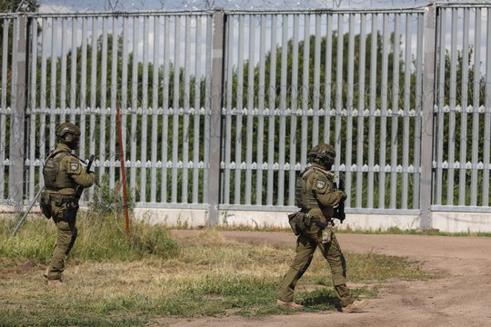 Varšuvai įvedant pasienio kontrolę – Lenkijos ministro žinia Lietuvos piliečiams