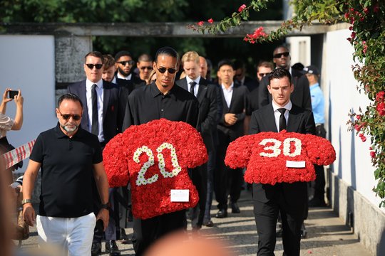 Futbolo žvaigždžių apsuptyje į paskutinę kelionę išlydėti tragiškai žuvę D. Jota ir A. Silva