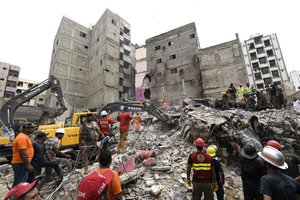 Pakistane sugriuvus gyvenamajam namui žuvo 21 žmogus