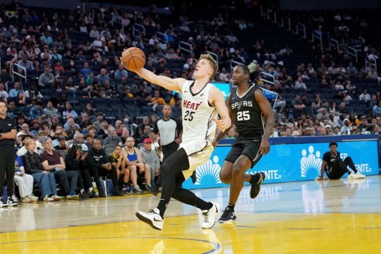 „Heat“ klube debiutavusio K. Jakučionio pirmasis NBA blynas prisvilo