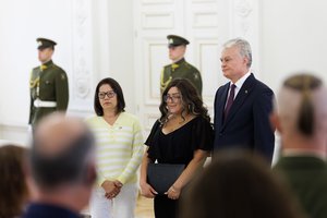 Į Lietuvą atvykę žuvusių JAV karių artimieji apsilankė ir tragedijos vietoje Pabradėje: skyrė jautrius žodžius