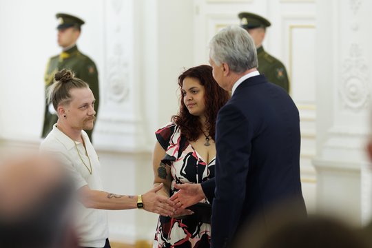Į Lietuvą atvykę žuvusių JAV karių artimieji apsilankė ir tragedijos vietoje Pabradėje: skyrė jautrius žodžius