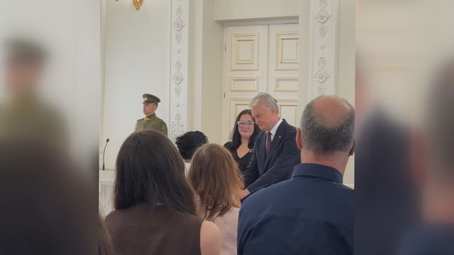 Lietuvoje lankosi Pabradėje tragiškai žuvusių karių artimieji: atsiėmė garbingus apdovanojimus