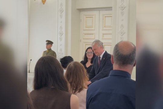 Lietuvoje lankosi Pabradėje tragiškai žuvusių karių artimieji: atsiėmė garbingus apdovanojimus