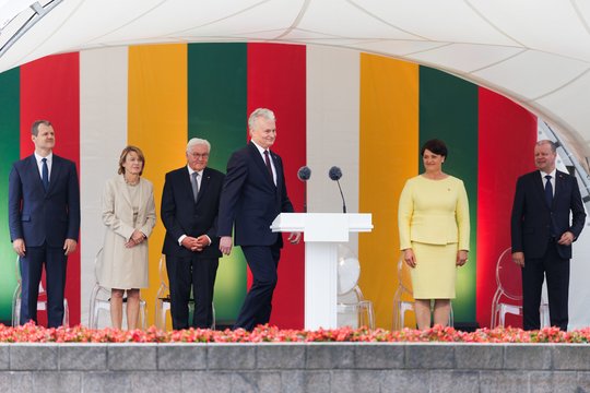 Pamatykite: liepos 6-osios proga – iškilminga vėliavų pakėlimo ceremonija prie Prezidentūros